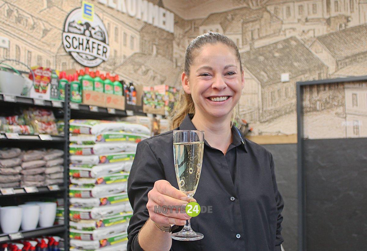 Man sieht René Schäfers Frau Yasmin mit einem Sektglas.