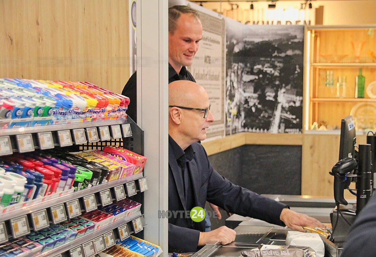 Man sieht Harry Habel und René Schäfer an der Kasse.