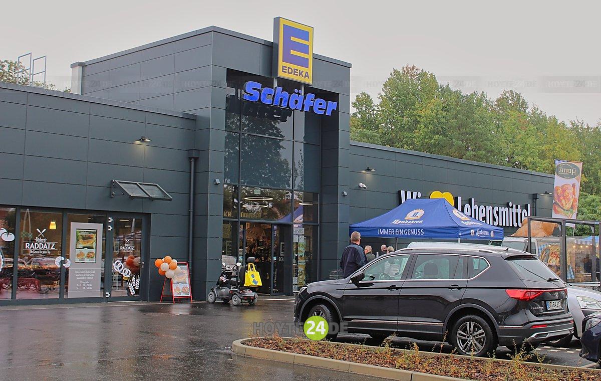 Man sieht den Edeka-Markt von außen.