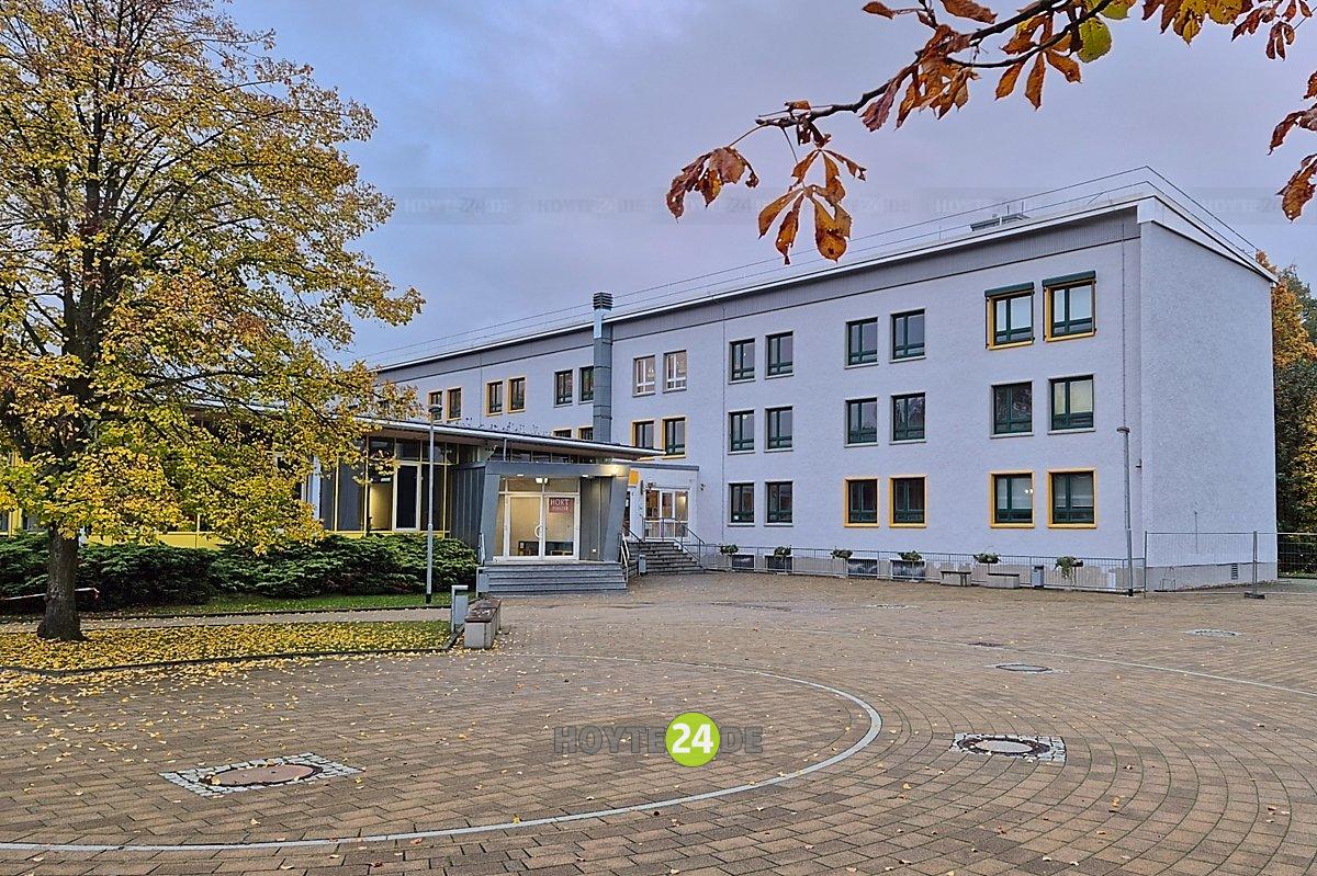 Man sieht die mit einer frischen Fassade versehene Coppi-Grundschule in Lauta.