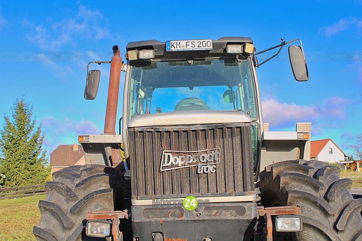 Man sieht einen Traktor Doppstadt.