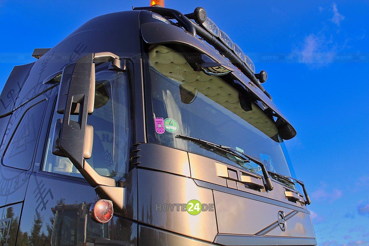 Man sieht ein LKW-Führerhaus.