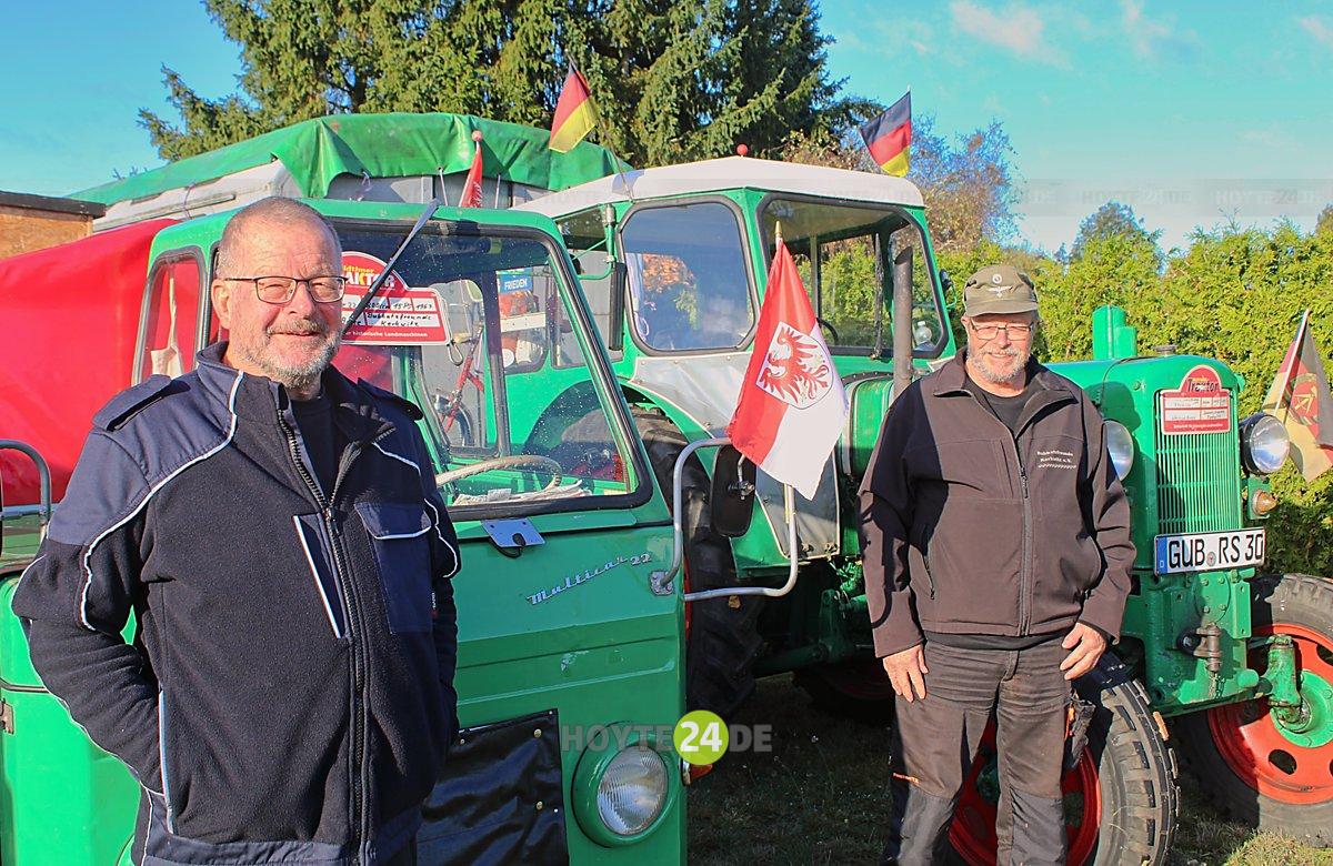 Man sieht Winfried und Ulrich Brose vor ihren Fahrzeugen.