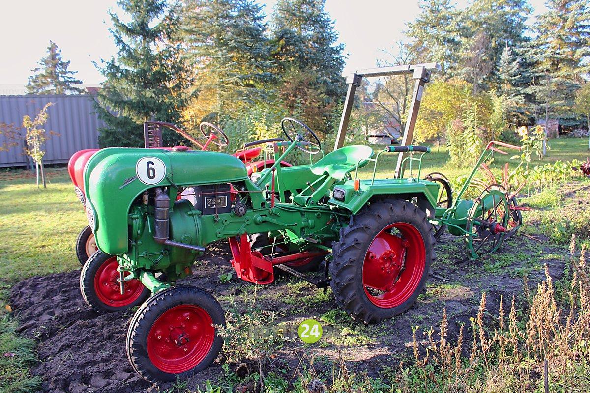 Man sieht einen alten Traktor.