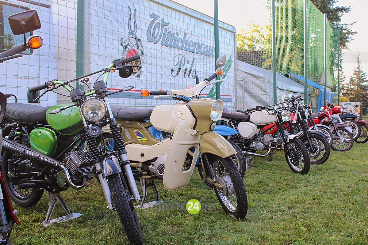 Man sieht eine von Mopeds.