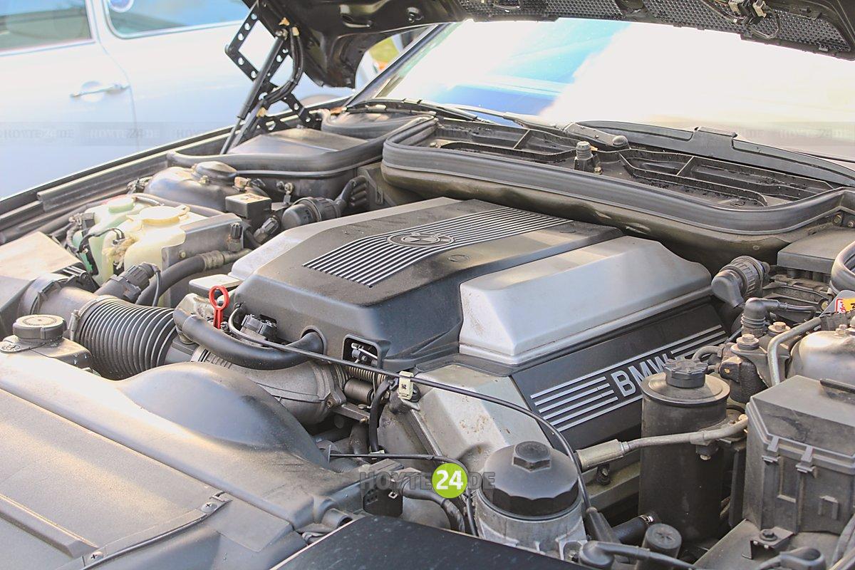 Man sieht einen Blick unter die Motorhaube eines BMW.