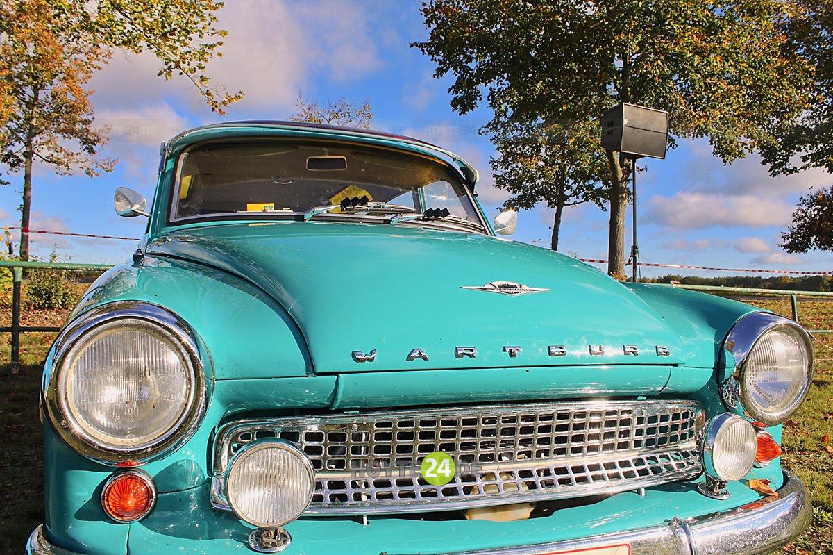 Man sieht einen Wartburg.