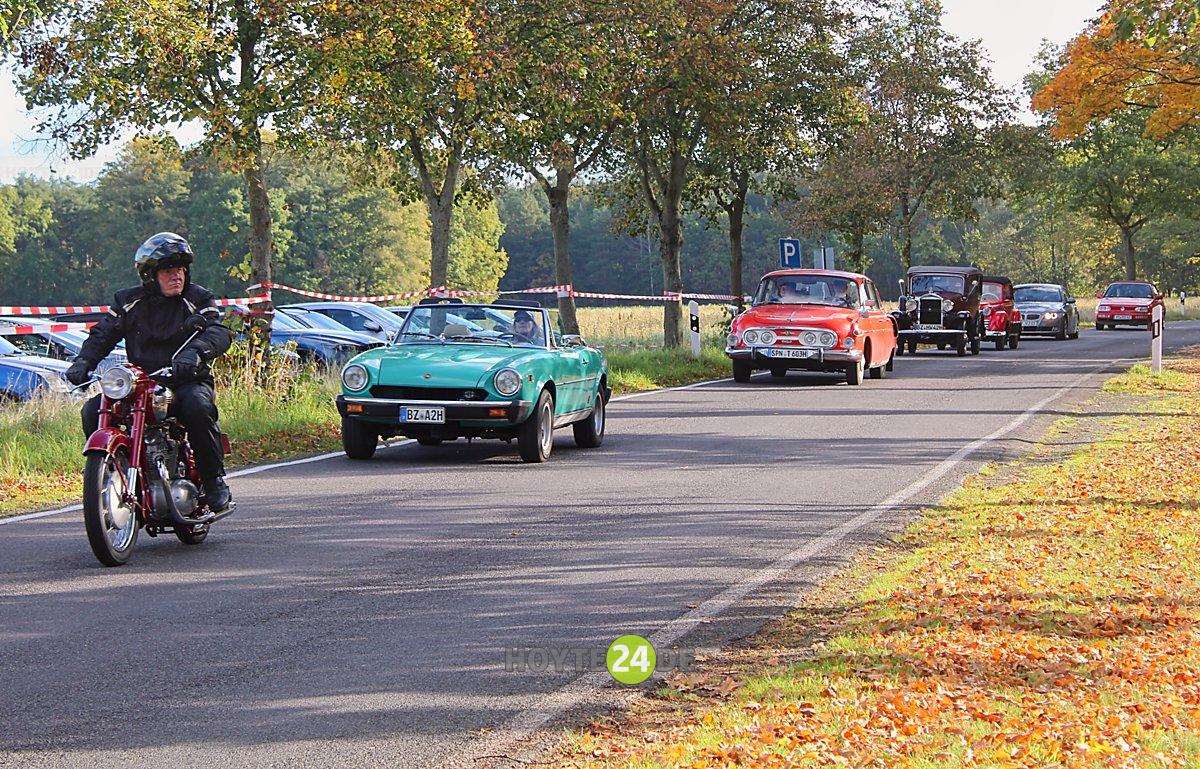 Man sieht eine Fahrzeugkolonne.