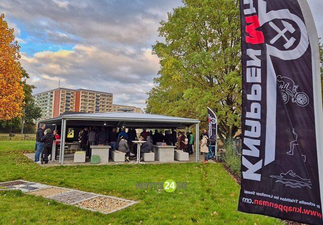 Man sieht den Grillplatz mit einer Knappenman-Fahne.