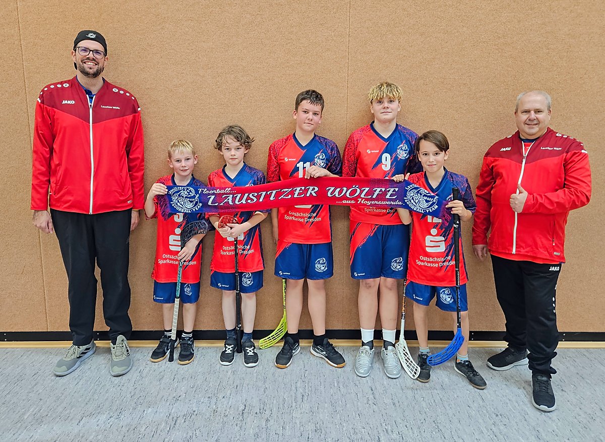 Man sieht die Floorball-Mannschaft der Lausitzer Wölfe des Karate-Do-Vereins.
