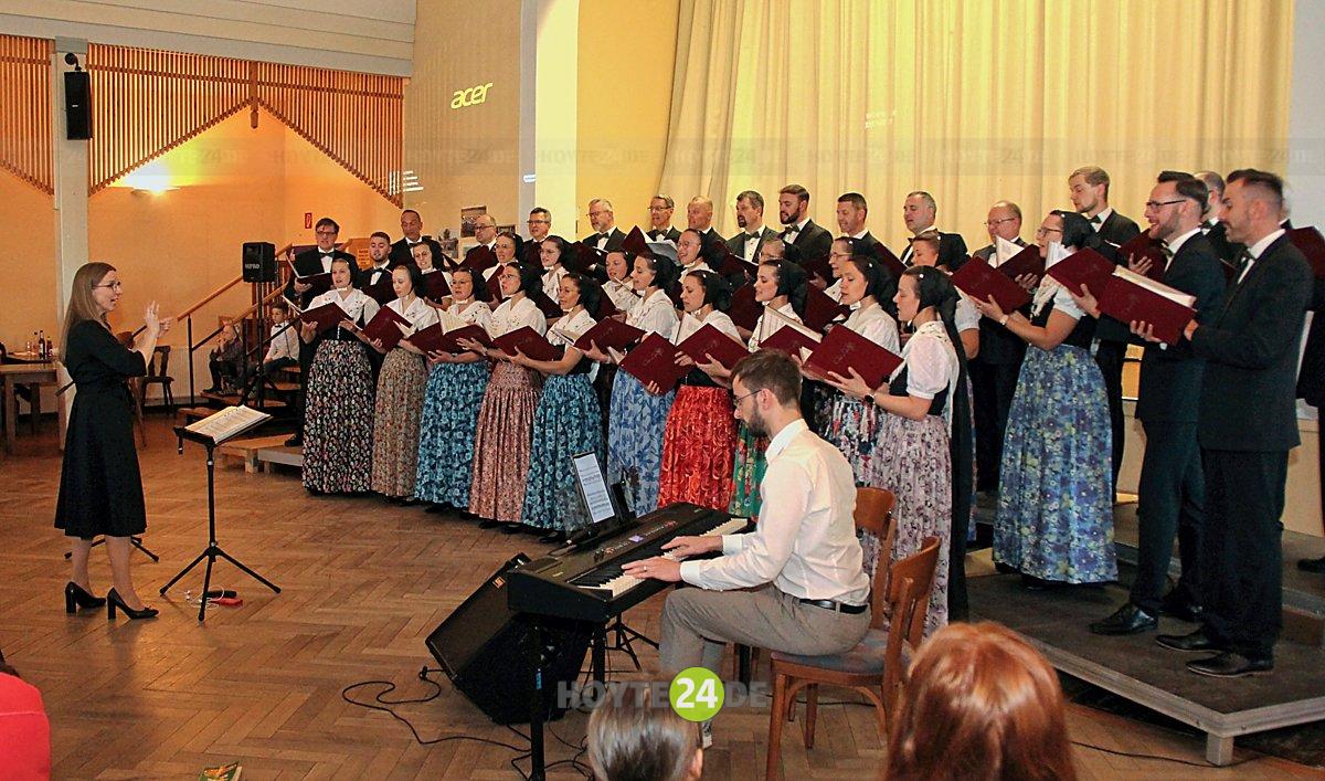 Man sieht den Chor Lipa beim Herbstkonzert in Zeißig.