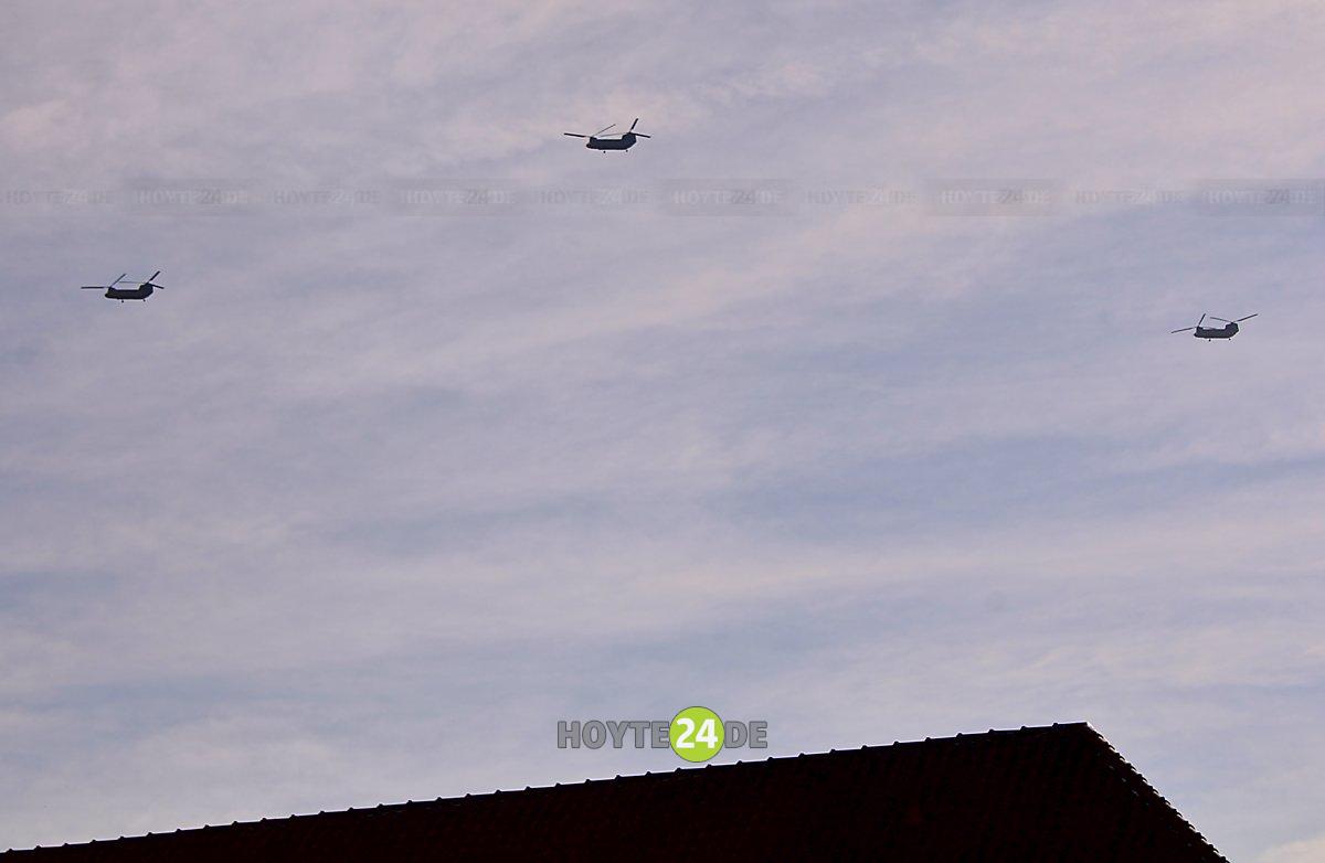 Man sieht drei Hubschrauber.