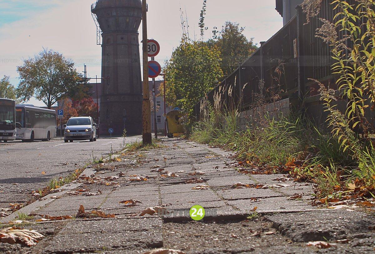 Man sieht den kaputten Fußgängerweg in der Steinstraße.