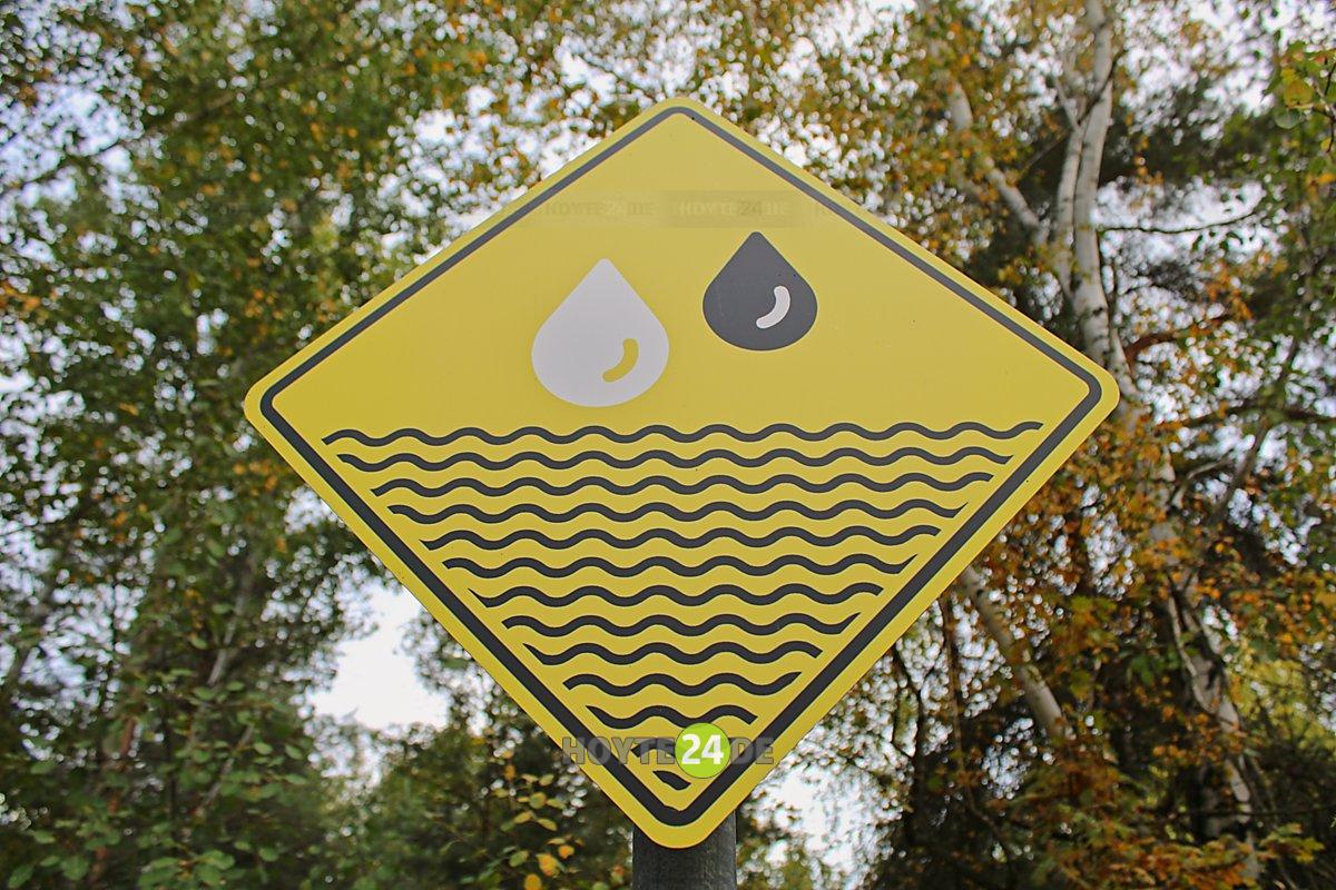 Man sieht das Schild "Wasser" des Rundweges "Hier spricht die Landschaft".