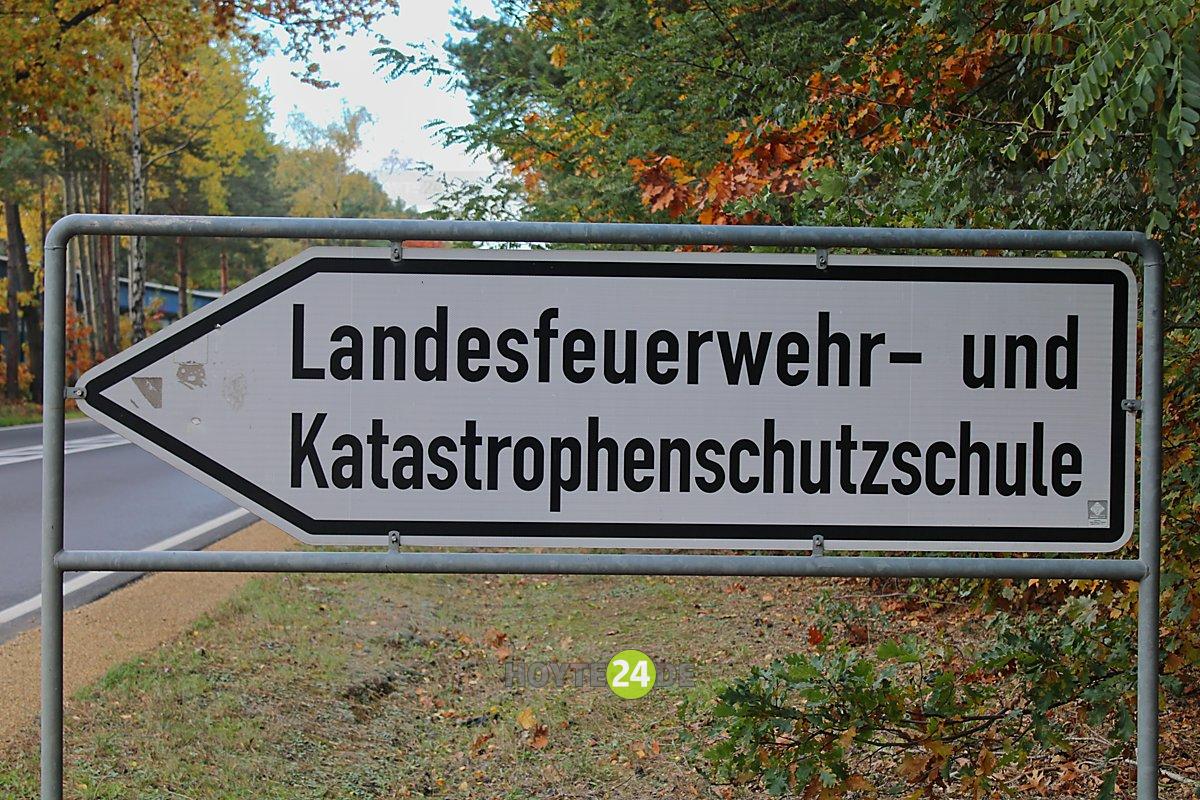 Zu sehen ist ein Schild: Landesfeuerwehr- und Katastrophenschutzschule.