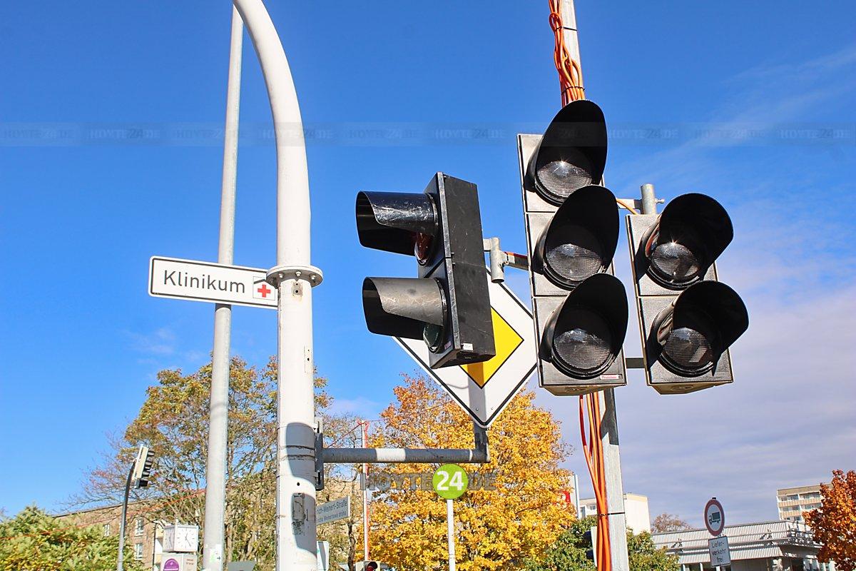 Man sieht eine der Behelfs-Ampeln mit einem Wegweiser zum Klinikum.