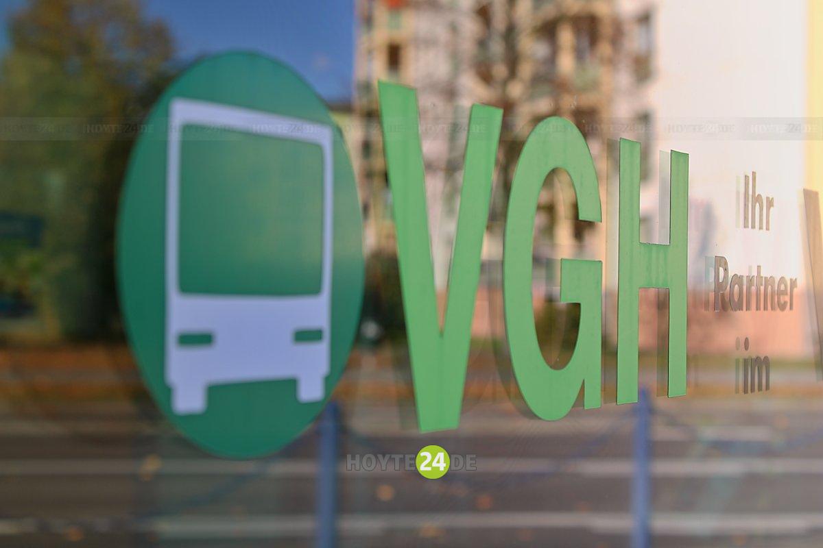 Man sieht die Buchstaben VGH an der Mobilitätszentrale am Lausitzer Platz.