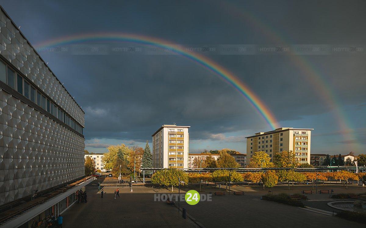 Man sieht zwei Regenbögen überm Lausitzer Platz.