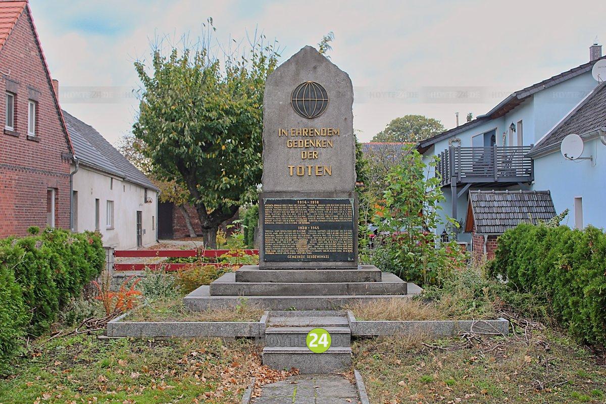 Man sieht das Denkmal für die Weltkriegstoten in Seidewinkel.
