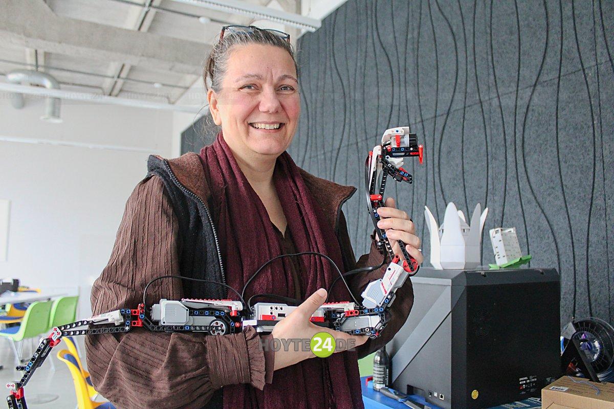 Man sieht die Chefin des Zuse-Computermuseums in Hoyerswerda, Peg Ködel.