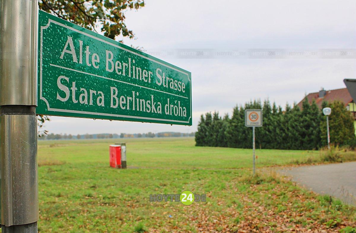 Man sieht das Straßenschild Alte Berliner Straße - Stara Berlinska dróha.