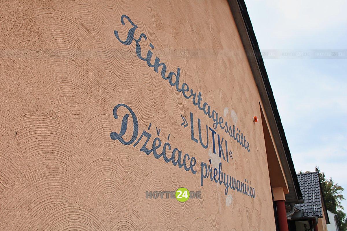 Man sieht den Schriftzug Kindertagesstätte Lutki, Dzecace prebywanisca.