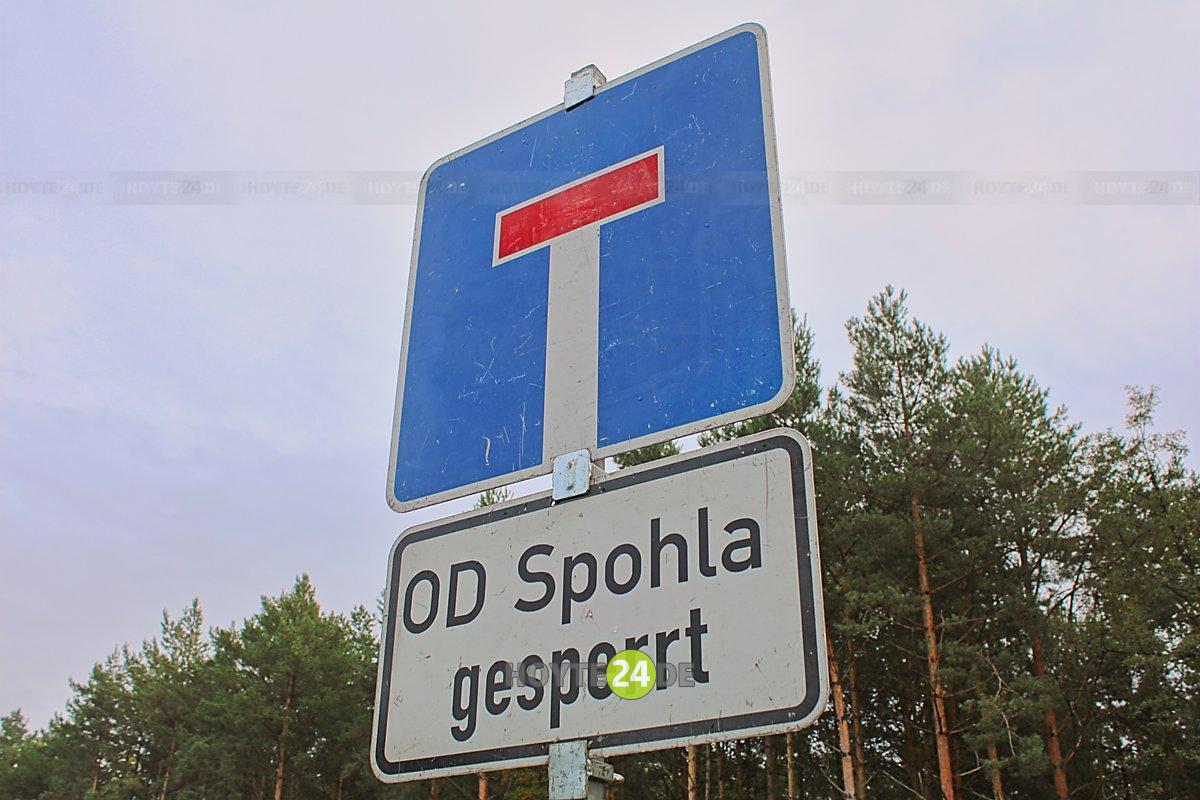 Man sieht ein Sackgassenschild mit der Erklärung OD Spohla gesperrt.