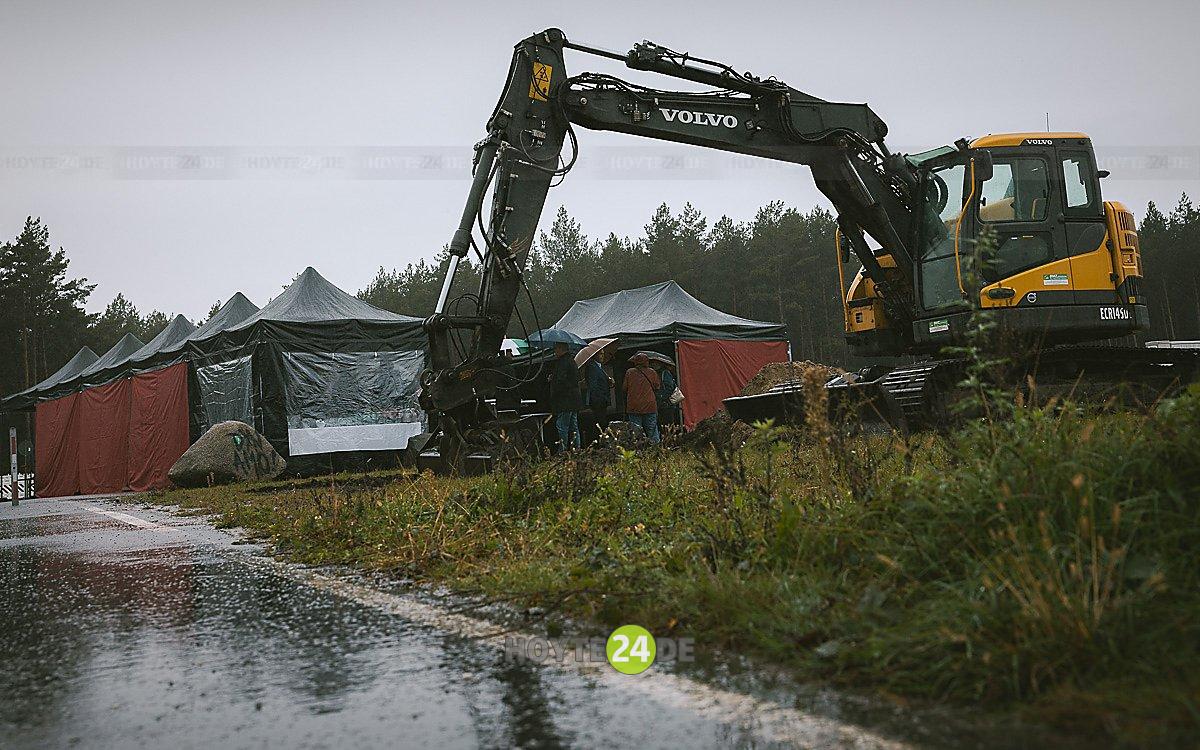 Man sieht den Bagger und die Zeremonie-Zelte,