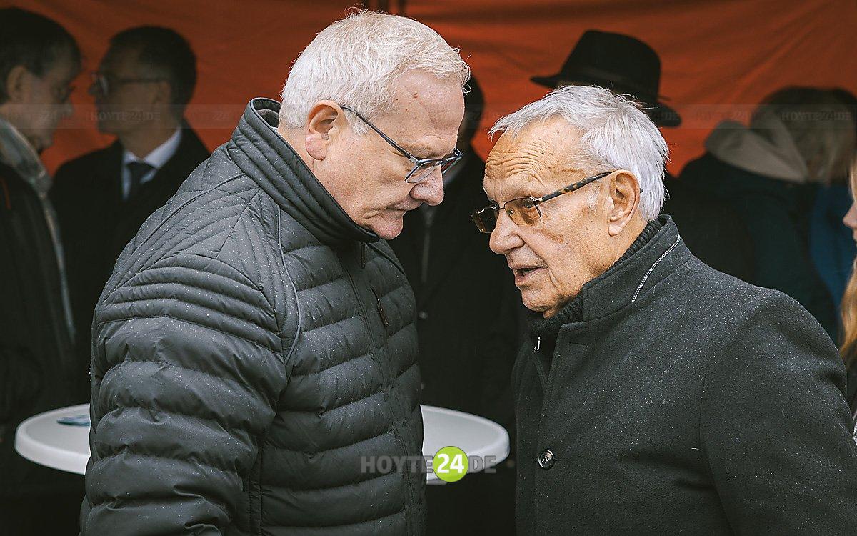 Man sieht Torsten Ruban-Zeh im Gespräch mit Hans-Joachim Pawlitzki.