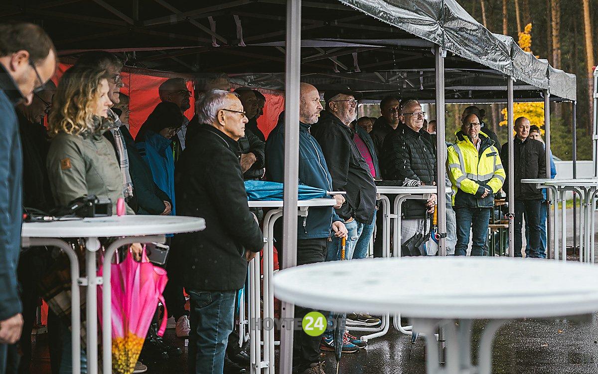 Man sieht die Gäste unterm Regenschutzzelt.