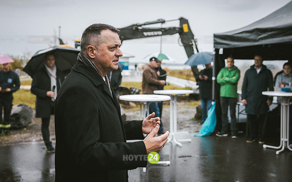 Man sieht Landrat Udo Witschas.