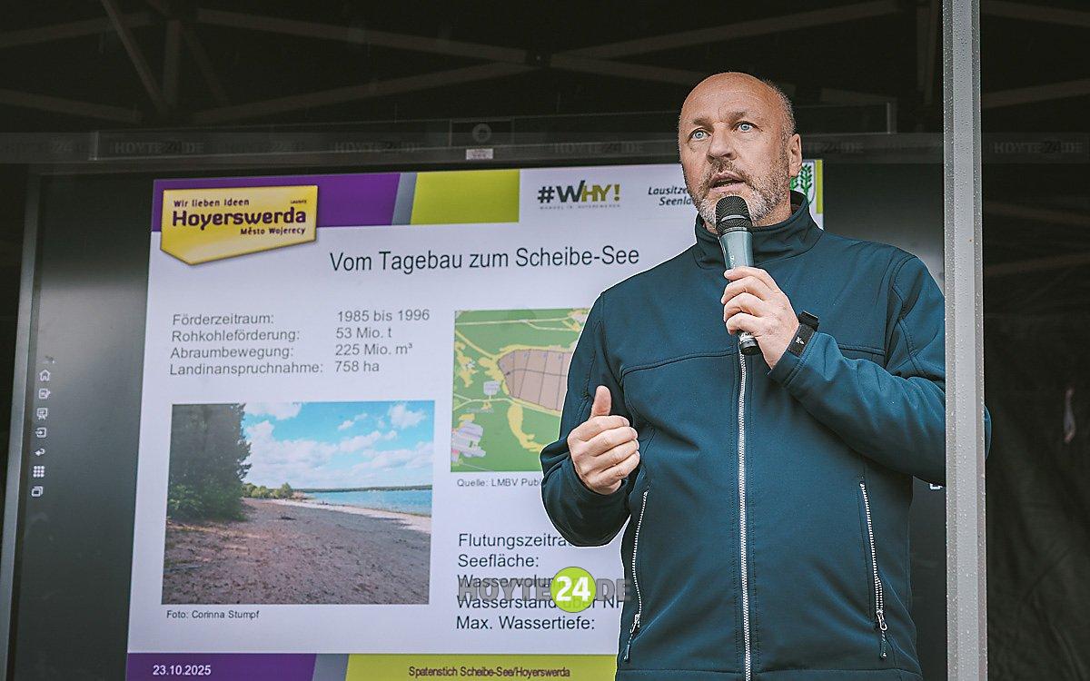 Man sieht Steffen Mühl bei seinem Vortrag,