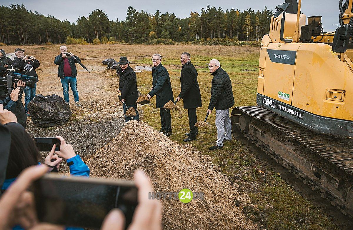 Man sieht Christian Weßling, Gerd Richter, Udo Witschas und Torsten Ruban-Zeh beim Spatenstich.