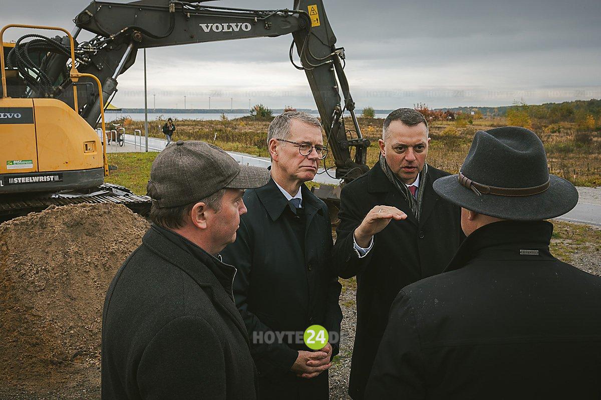 Man sieht Udo Witschas im Gespräch.