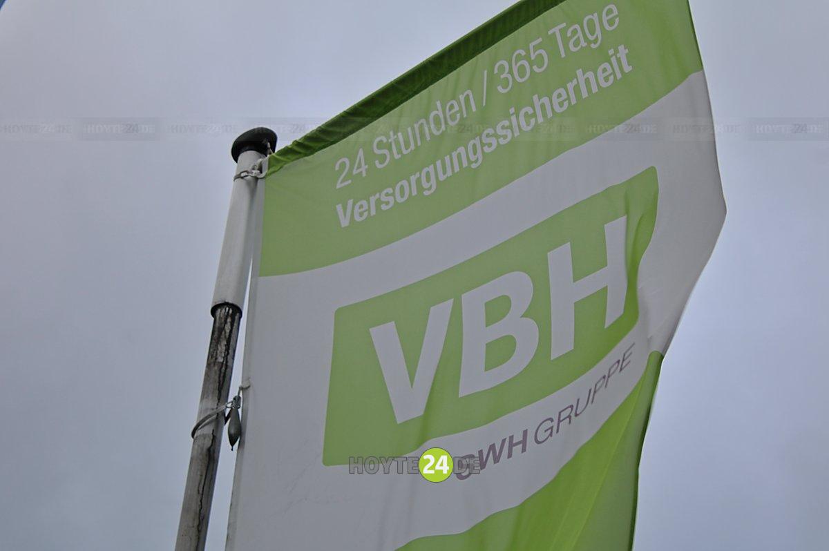 Man sieht eine Fahne mit der Aufschrift 24 Stunden / 365 Tage Versorgungssicherheit VBH.