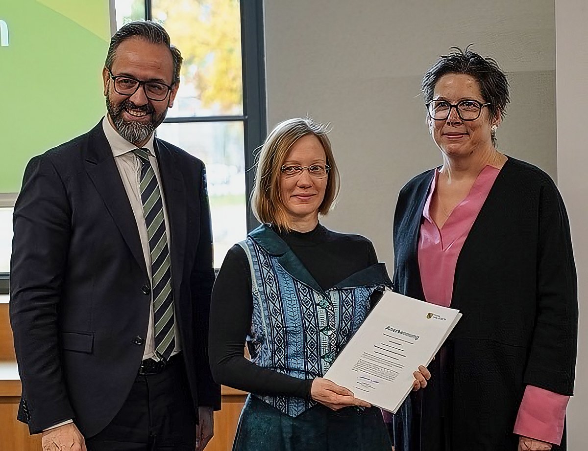 Man sieht Nora Huxmann bei der Preisverleihung.