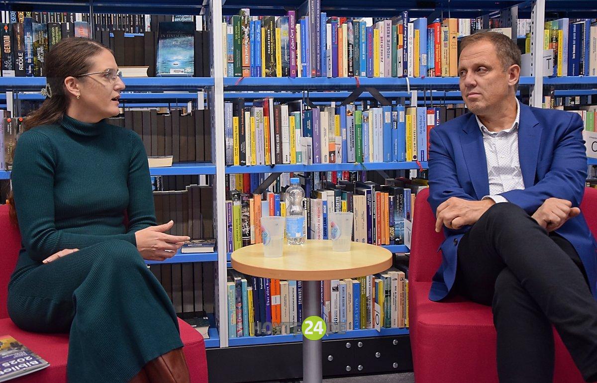 Man sieht Bibliothekschefin Maja Kos und Bürgermeister Mirko Pink im Gespräch.