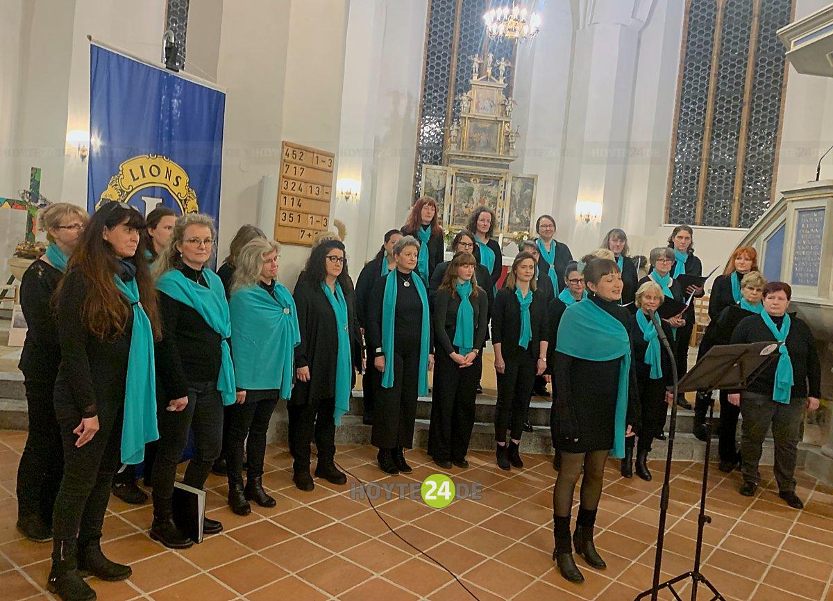 Man sieht den Frauenchor musica viava.