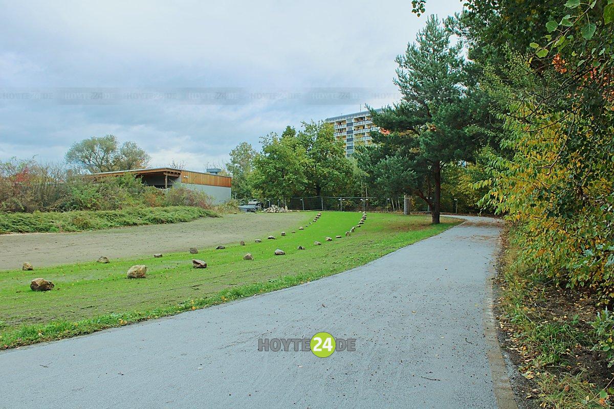 Man sieht den Weg am Lausitzbad.