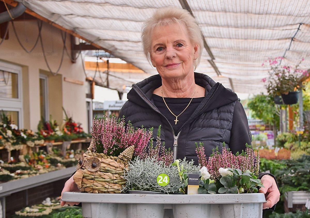 Man sieht Kerstin Nitzsche, die Pflanzen für ihren Pflanzring in den Händen hält.