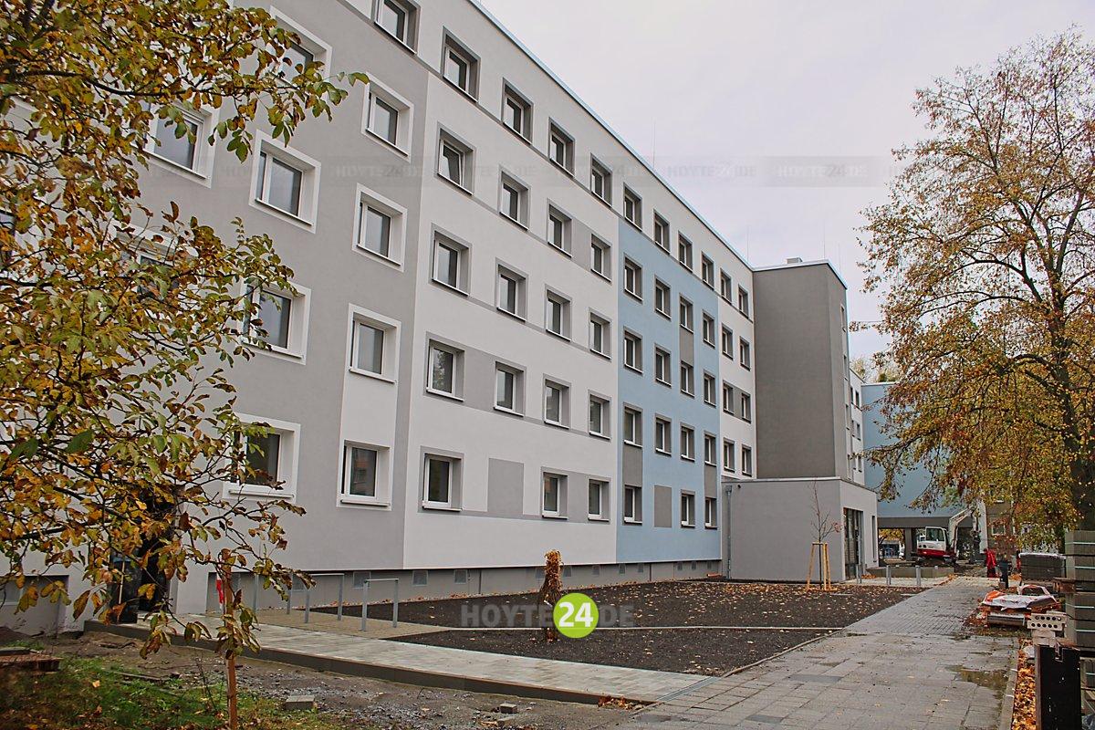 Man sieht den Block Gneisenaustraße 57 - 63.