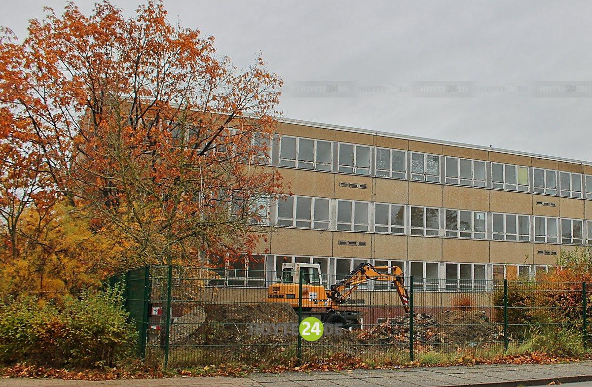 Man sieh Bauarbeiten vor der Herrmannstraße 78a im WK IX.