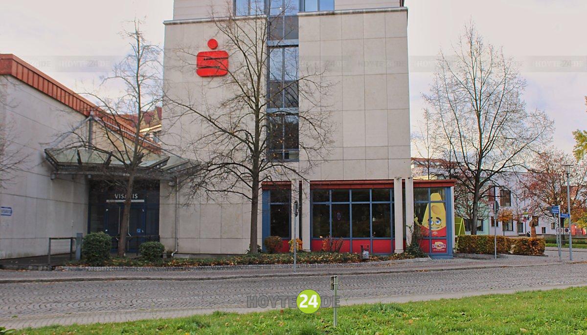 Man sieht die Sparkasse und dahinter das Bürgerzentrum.