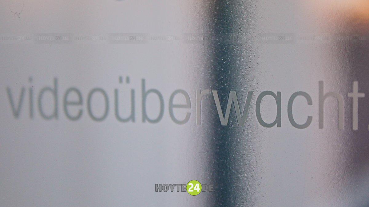 Man sieht den Schriftzug videoüberwacht.