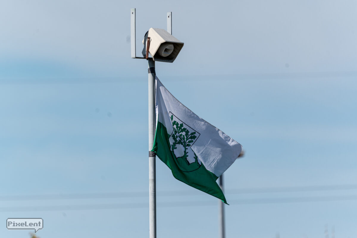 Man sieht eine Hoyerswerda-Fahne, die etwas hängt.