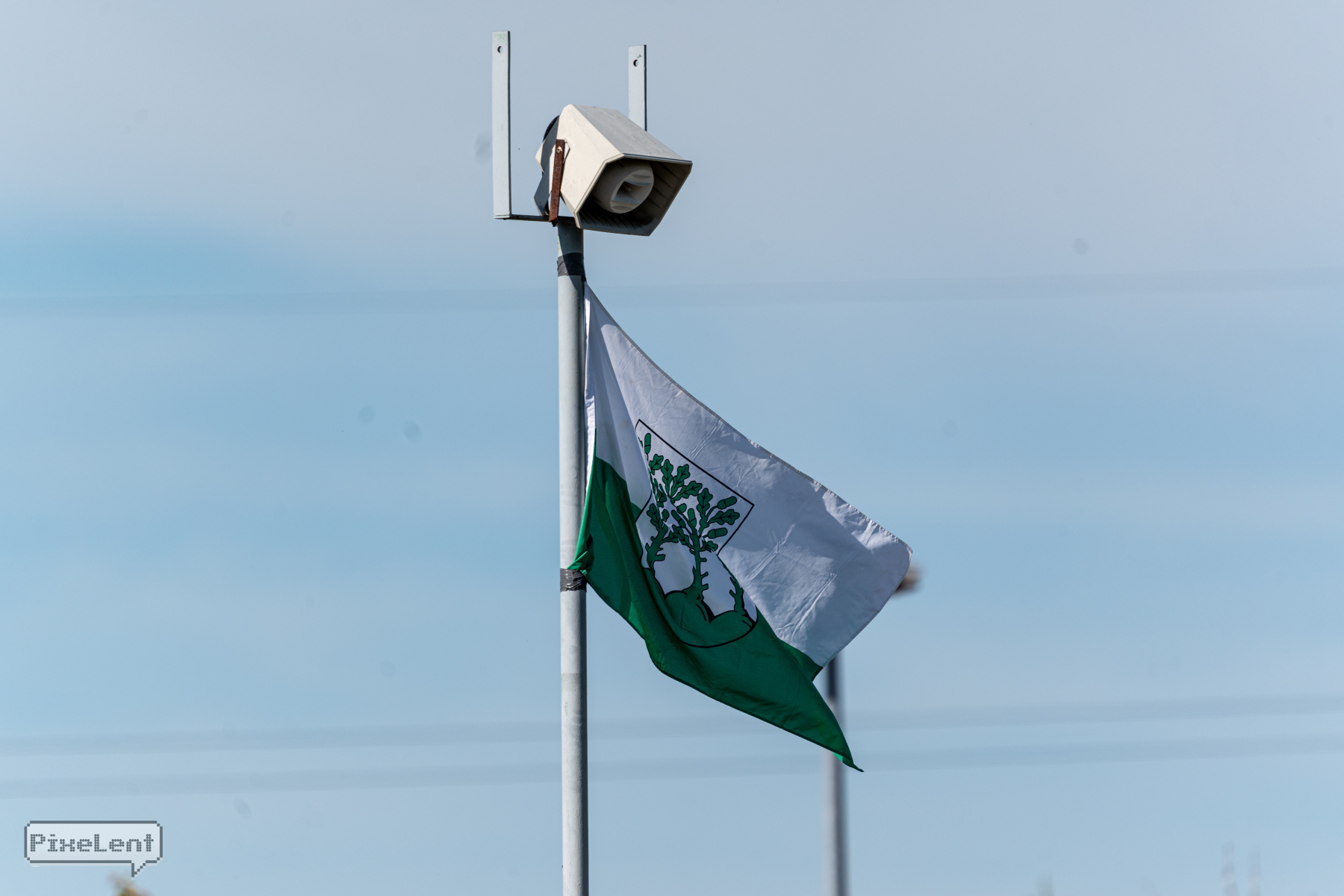 Man sieht eine Hoyerswerda-Fahne, die etwas hängt.