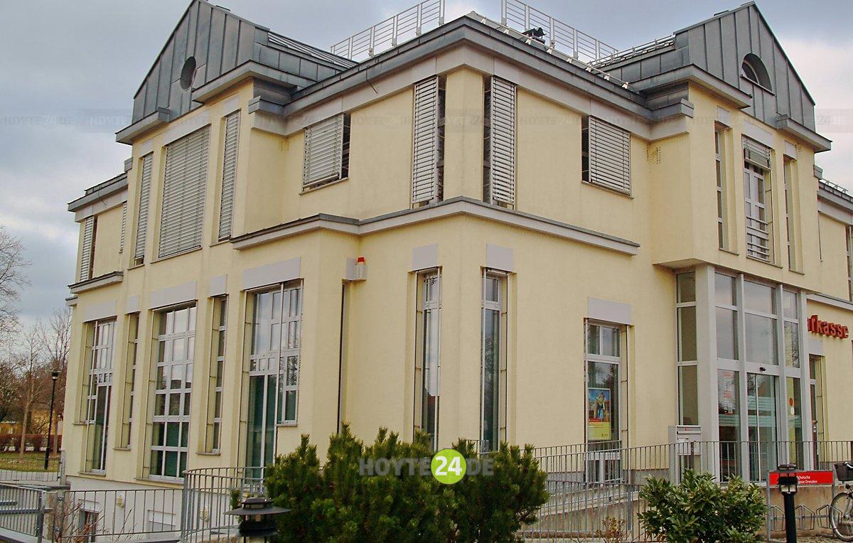 Man sieht das Lohsaer Sparkassengebäude.