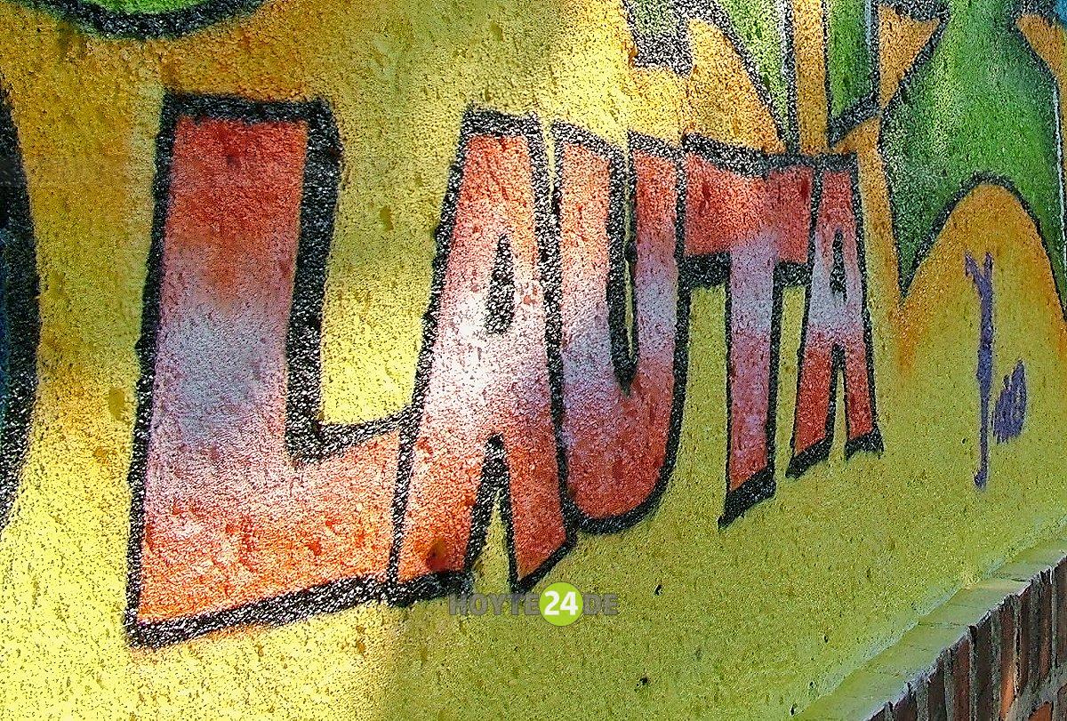 Man sieht einen Graffiti-Schriftzug Lauta.
