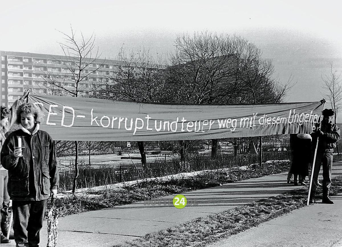 Man sieht eine Lichterkette am 3. Dezember 1989 in Hoyerswerda an der Südstraße.