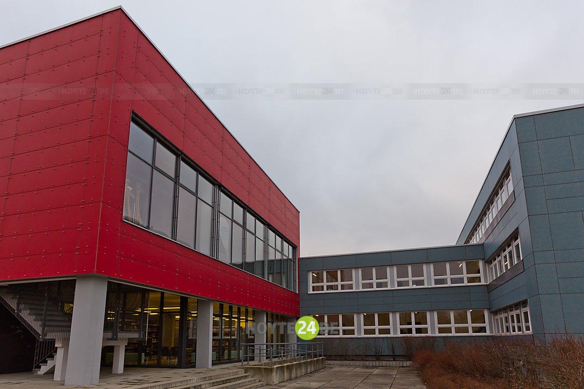 Man sieht das Léon-Foucault-Gymnasium in Hoyerswerda.